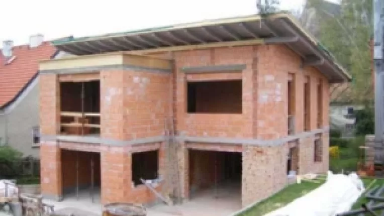 
Casa la rosu, cu 50% mai ieftina decat locuinta la cheie
