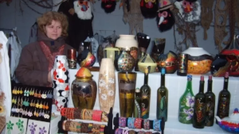 Casete pictate din lemn si tartacute pictate, la standul Nicoletei Simona Vaduva