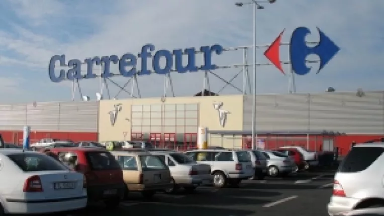 Cat castiga angajatii Carrefour 