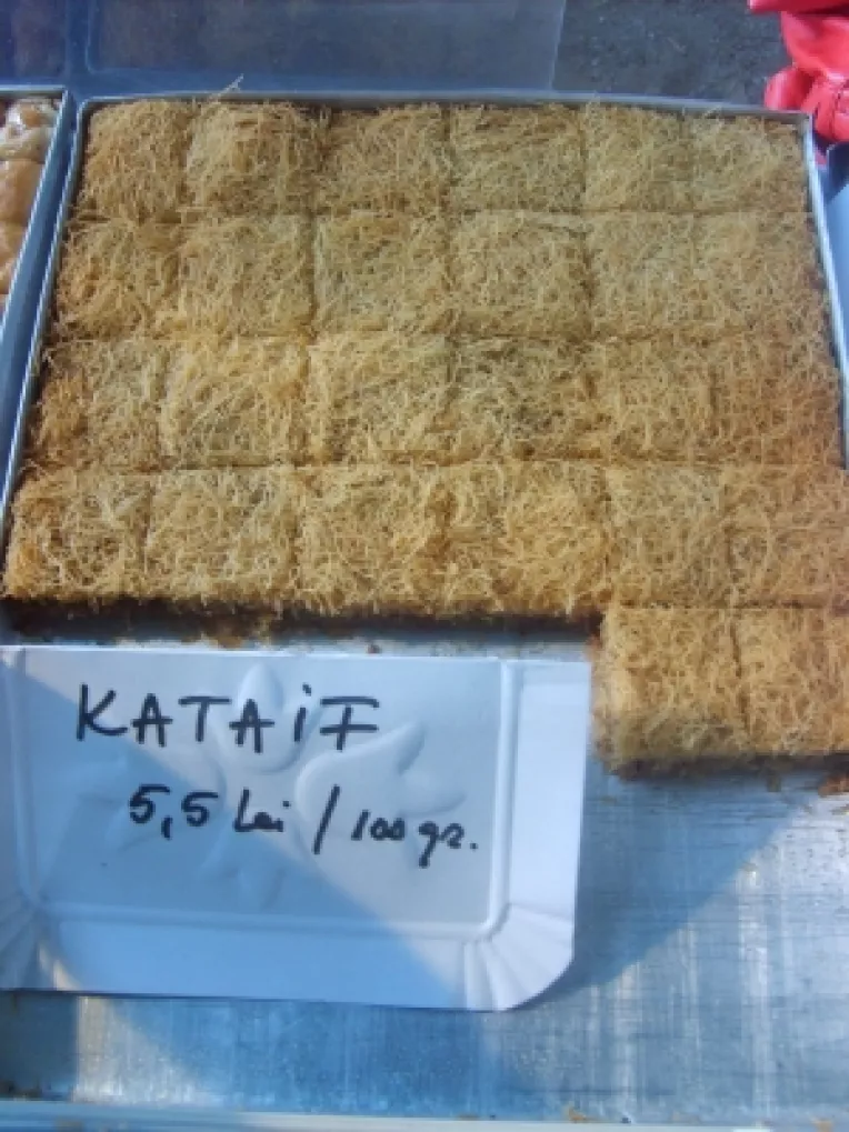 Cataif si baclava cu cacao si nuca, la targul Piata Taraneasca si Mester(Esti), organizat in curtea MTR