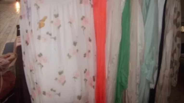 Catalina Marinescu: "Bluze si rochii pictate, la targul Piata Taraneasca si Mester(Esti)!"