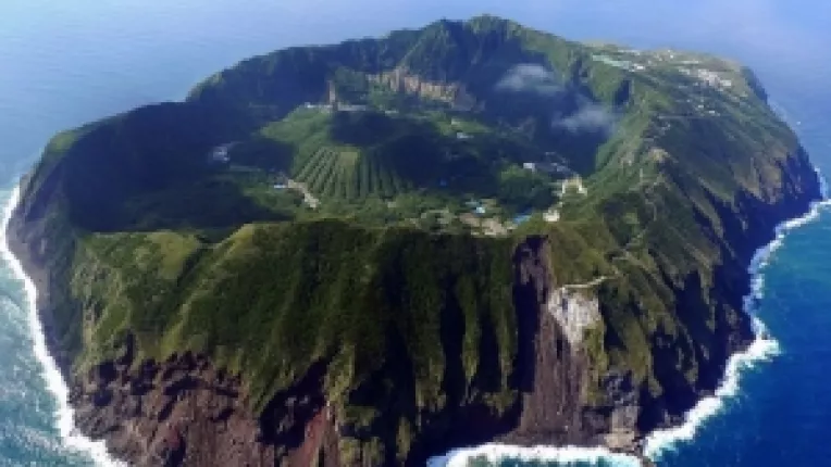 Catunul construit pe craterul unui vulcan activ: Aogashima
