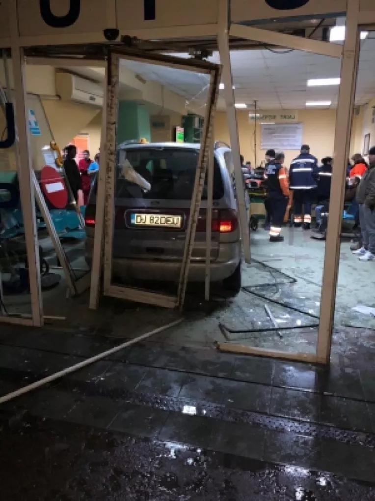 Cazul socant al soferului care a intrat deliberat cu masina in receptia Spitalului de Urgenta Craiova