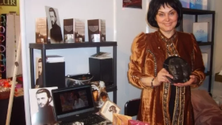 CD-urile actritei Manuela Golescu, la targul de la Sala Dalles 