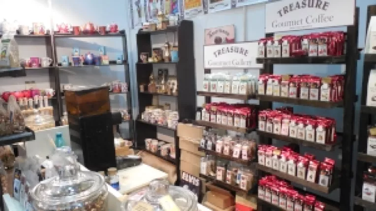 Ceai, cafea si ciocolata calda, la standul firmei Treasure, in cadrul targului International Gaudeamus