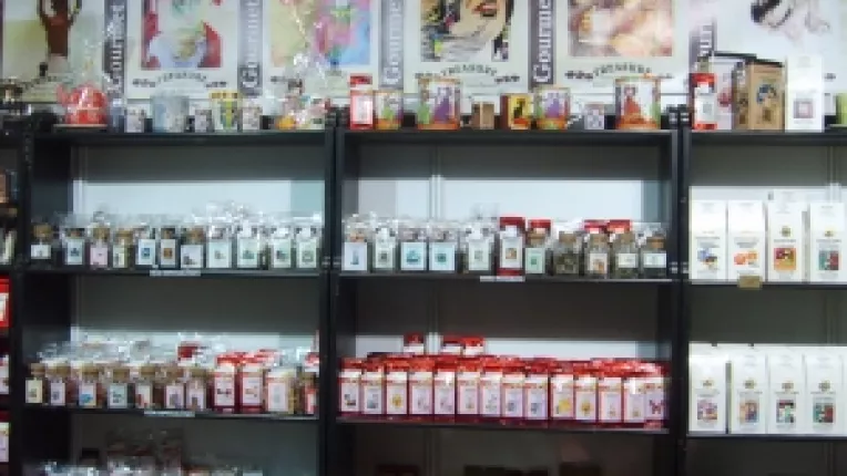 Ceaiuri de fructe, cu diverse arome si ciocolata calda, la standul firmei Treasure din cadrul targului de la Sala Dalles