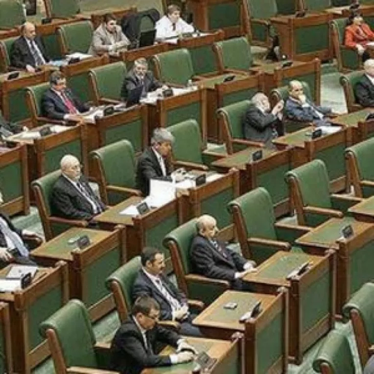 Cearta pe carucioare calde si farfurii