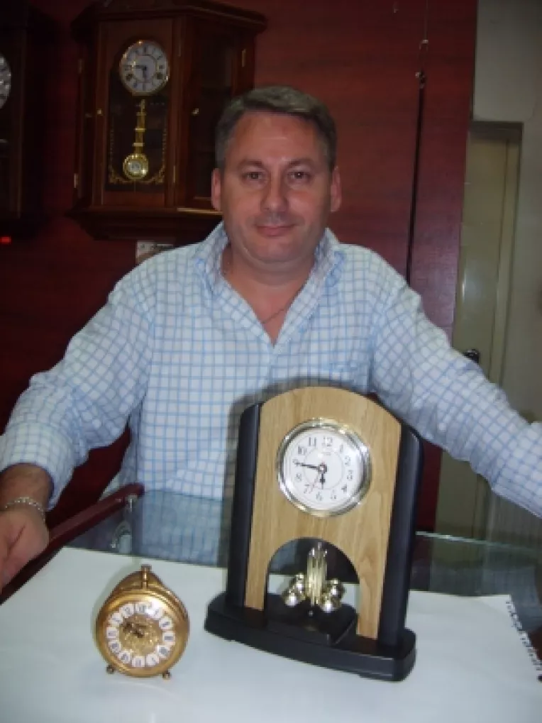 Ceasornicarul Catalin Vardianu repara ceasuri vechi, de mana, dar si pendule