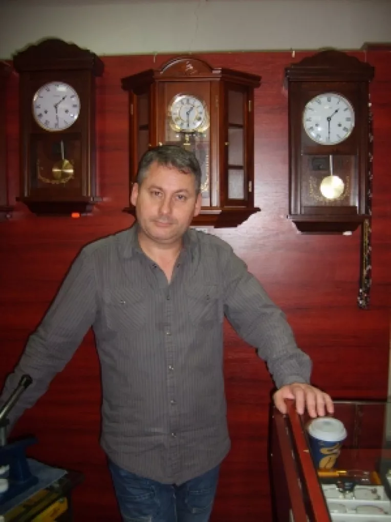 Ceasornicarul Catalin Vardianu repara si pendule vechi