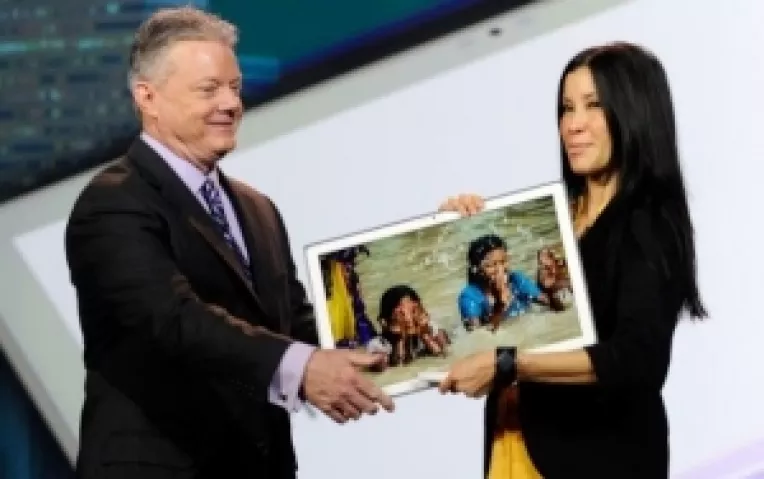 Cel mai spectaculos panou dintr-un produs portabil : Tableta Panasonic de 20 inch
