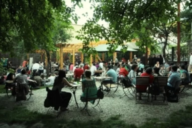 Cele mai frumoase terase unde iti poti reincarca bateriile in Bucuresti in aceasta vara