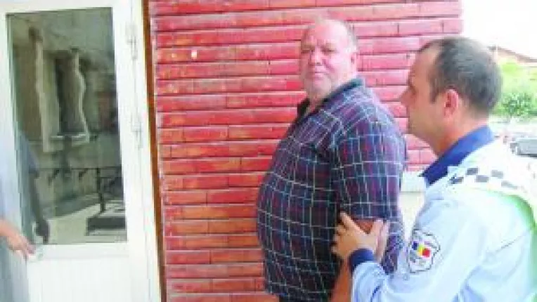 Cercetat dupa ce a fost prins  conducand o masina furata