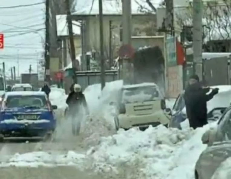 Cetatenii din Bucuresti deszapezesc strazile si trotuarele, pentru a debloca accesul la azilele de batrani si la caminele pentru copii