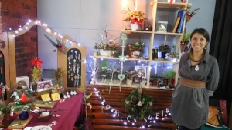 Cezara Negoescu si Livia Dumitru, doua arhitecte peisagiste, la targul Christmas fairs' Marathon din centrul Bucurestiului