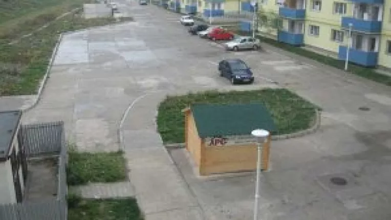 Chiosc in mijlocul parcarii