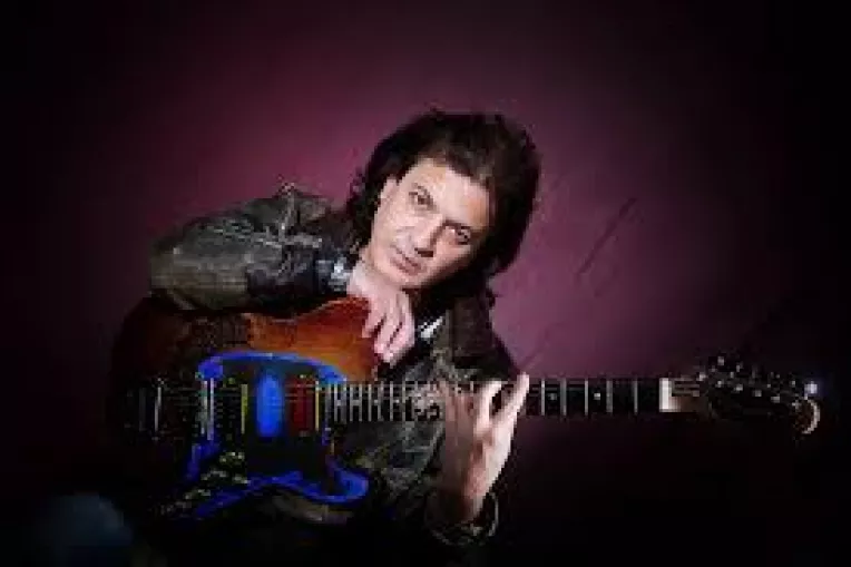 Chitaristul Eugen Mihaescu lanseaza albumul Guitaromania Part Two la Clubul Taranului Roman