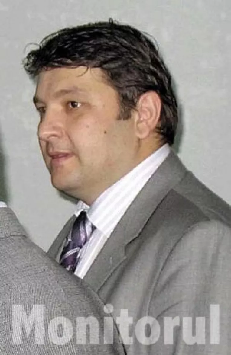 Ciuca sare la Basescu