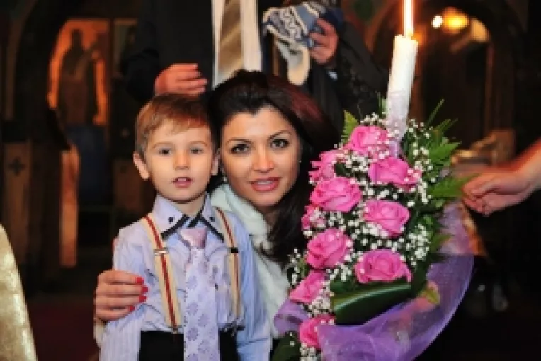 Claudia Ghitulescu, desemnata cea mai sexy cantareata de muzica populara!