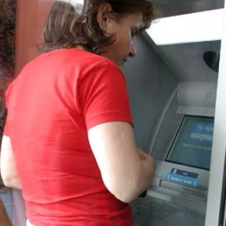 Clientii BCR pot  plati la bancomat facturile emise de Distrigaz Sud 
