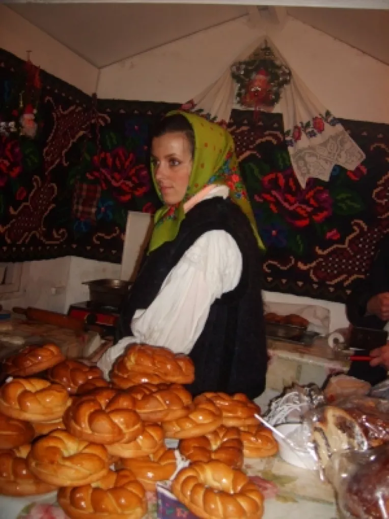 Colaci si cozonac cu nuca, la standul celor de la Botiza, Maramures, la targul de la Universitate