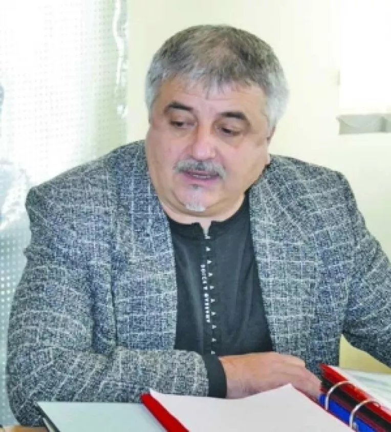 COMCM S.A., interesata si nu prea de constructia noului sediu al Cadastrului. Fratila a primit cartonasul rosu din cauza lipsei scrisorii de garantie bancara