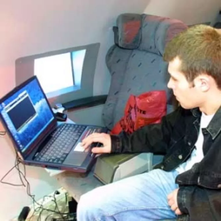 Comertul online prin card a depasit 16 milioane de euro