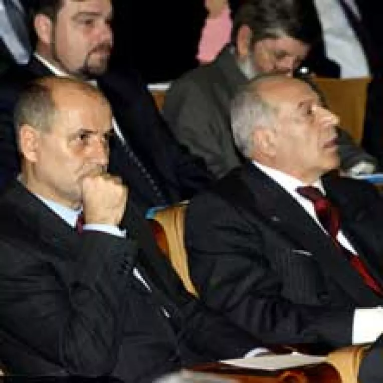 Conservatorii amana iesirea de la guvernare