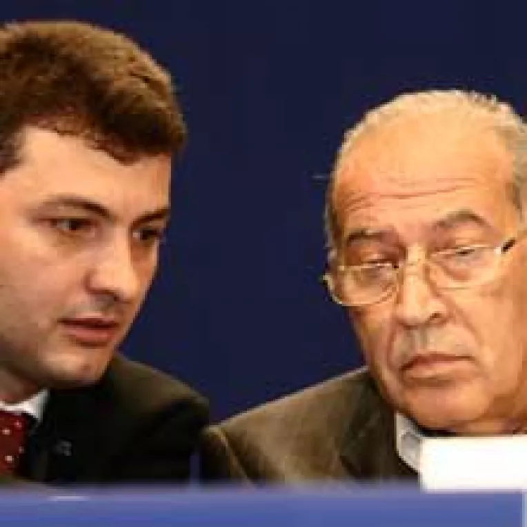 Conservatorii negociaza intre ei ramanerea la guvernare