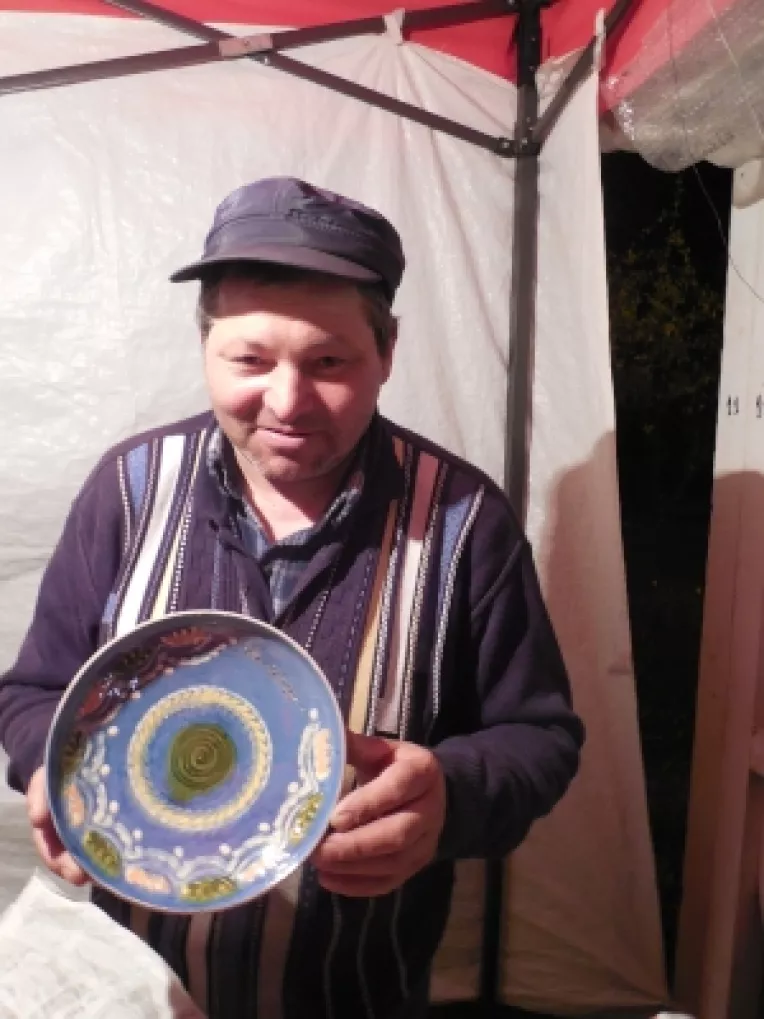 Constantin Mischiu: "Cel mai bine, la targul din Parcul Cismigiu, au mers farfuriile, scrumierele si ulcioarele de Horezu!"