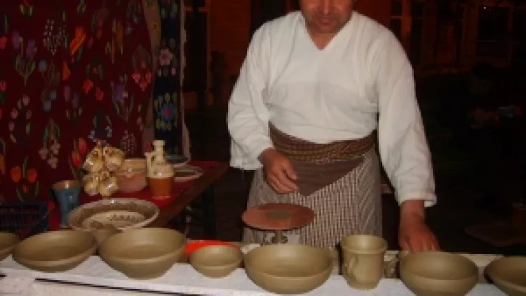 Constantin Mischiu de la Horezu: "Demonstratii de olarit, la Noaptea Muzeelor, la targul de la MTR!"