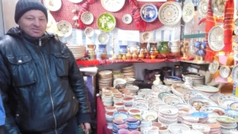 Constantin Mischiu din Horezu, Valcea: "Strainii cumpara farfurii mari din ceramica de Horezu!"