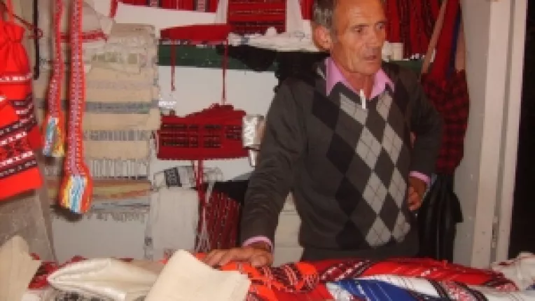 Constantin Niculescu: "Ii de matase si prosoape din borangic, la targul din Parcul Cismigiu!"