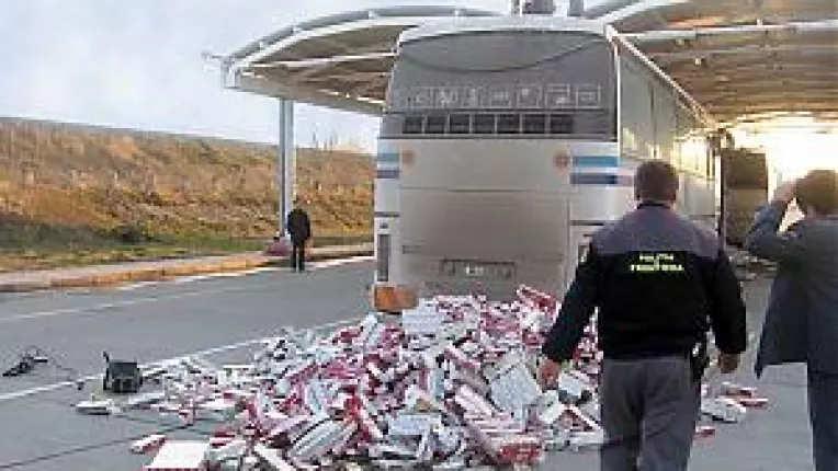 Contrabandistii risca sa ramana fara case.