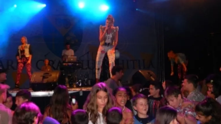 Corina, o mamica cool, isi ia baietelul cu ea la concerte