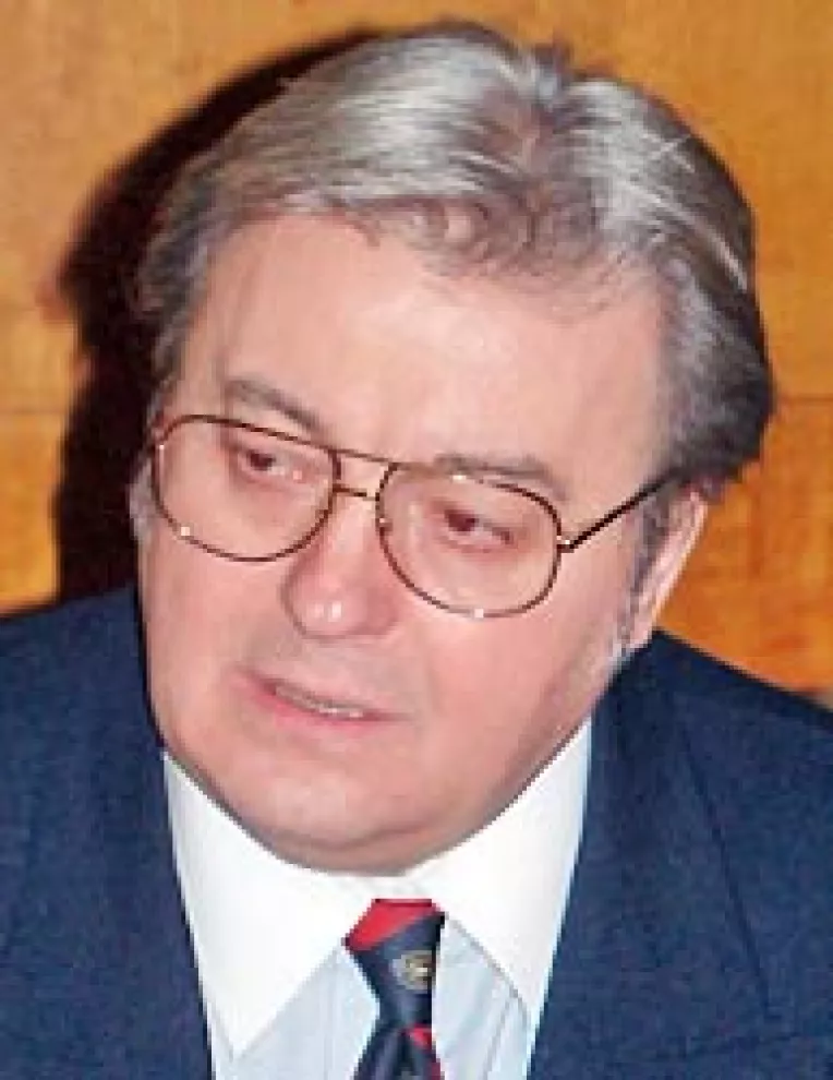 Corneliu Vadim Tudor il da in judecata pe Comanici