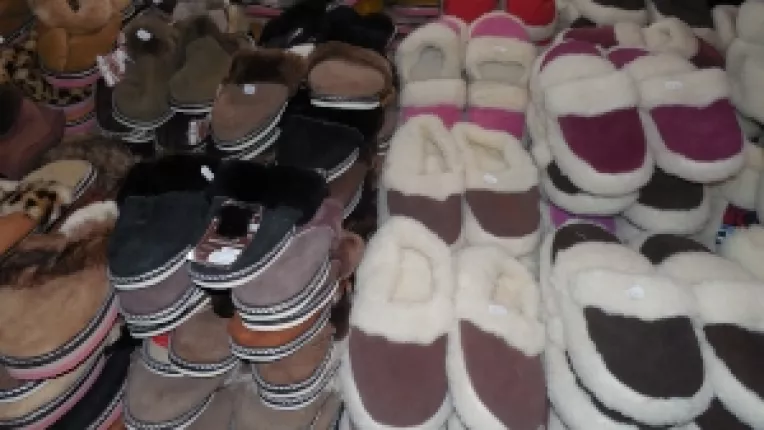 Cosmin Soare: "Caciuli din lana din Nepal si papuci imblaniti, la targul traditional de la Universitate!"