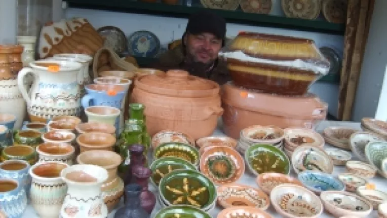 Costica si Maria Mischiu, cu ceramica de Horezu la targul "Traditii si flori de sarbatori", in Parcul Cismigiu