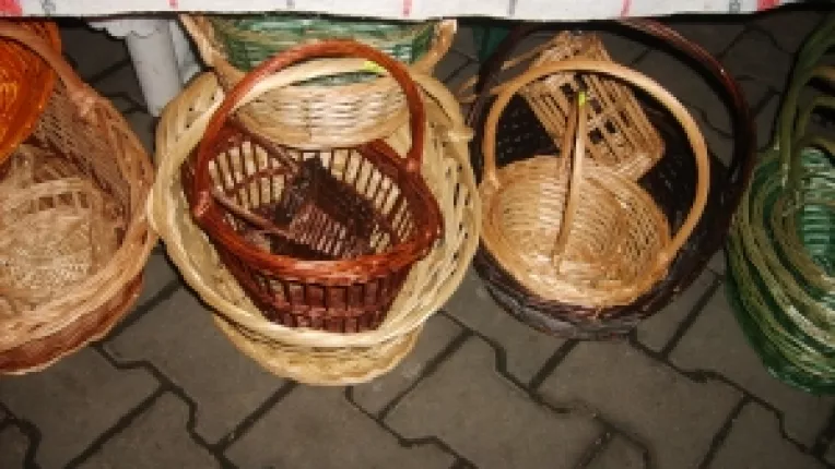 Cosuri din rachita, la standul celor de la Stupina Valeriei Dragu din Giurgiu