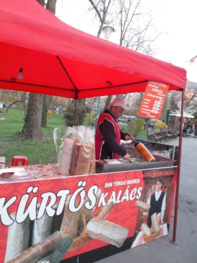 Cozonac Kurtos kalacs din Targu Mures, la targul "Traditii si flori de sarbatori" din Parcul Cismigiu