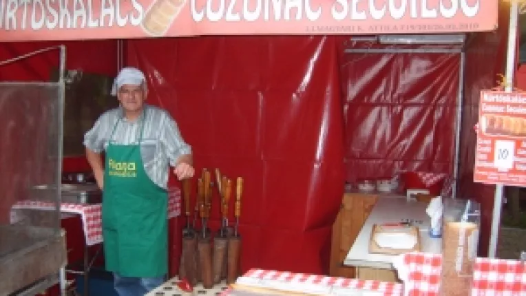 Cozonac secuiesc cu nuca, la standul lui Attila din Harghita, la targul Piata Taraneasca si Mester(esti)