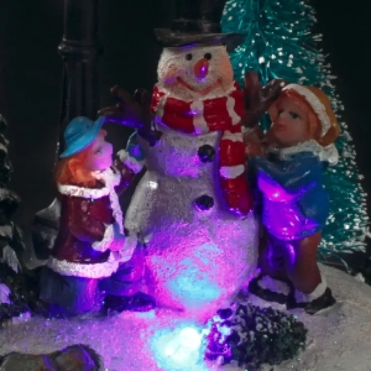 Craciunul, sarbatoarea Bucuriei, a Luminii si-a Copilariei fiecaruia dintre noi