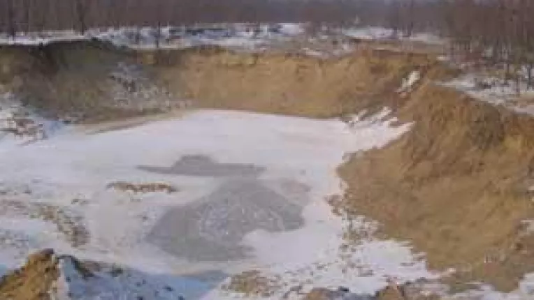 Crater urias in mijlocul padurii