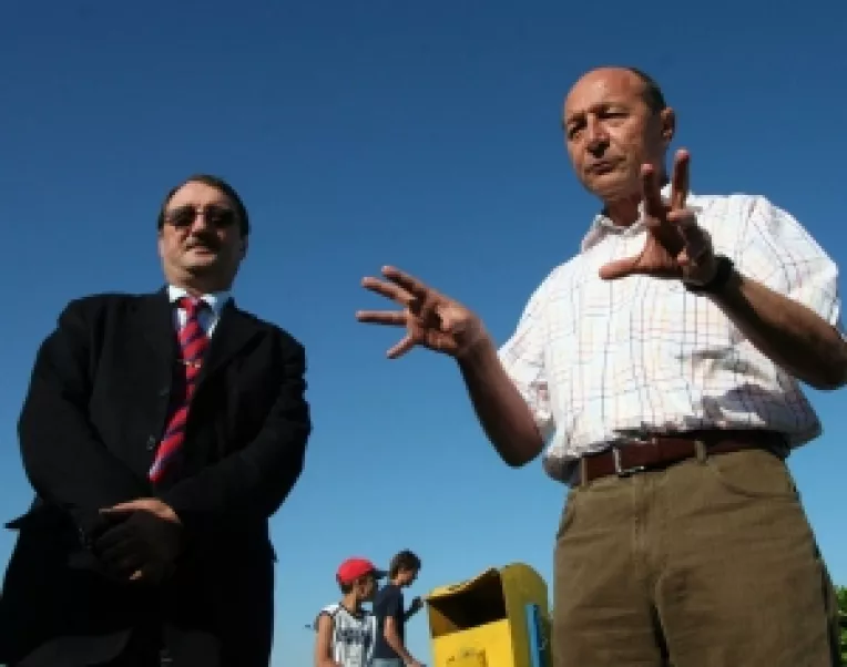 Crin Antonescu: Basescu sa demisioneze daca se confirma dezvaluirile despre afacerile ilegale ale familiei presedintelui