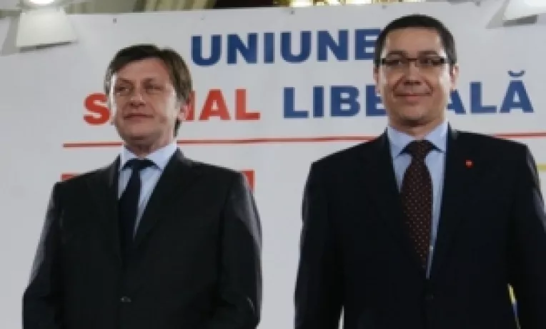 Crin Antonescu si Victor Ponta participa la miscarile de protest ale sindicalistilor din Piata Constitutiei