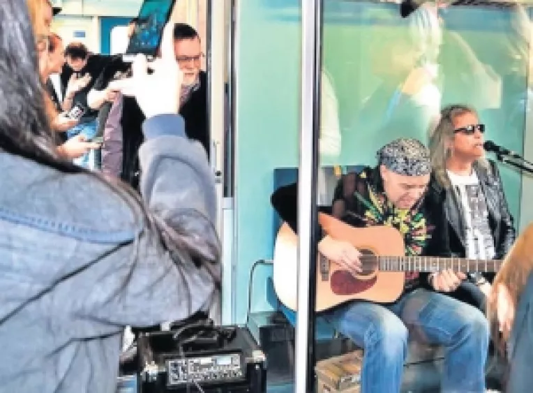 Cristi Minculescu traieste in Germania si canta pentru pasagerii din Trenul Culturii Munchen-Praga