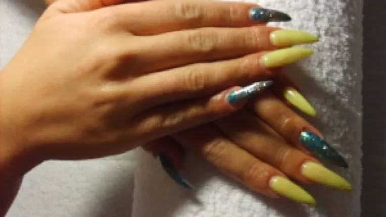 Cristina Adina Dumitru, manichiurista la Shades Beauty Lounge: "Se poarta foarte mult oja semipermanenta!"

