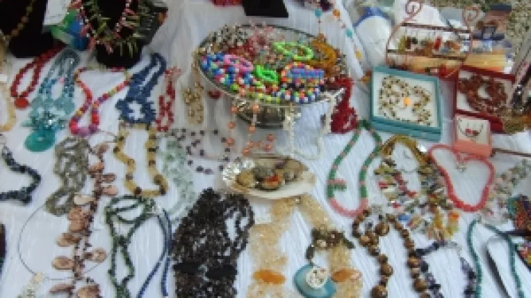 Cristina Barbos: "Pandante colivii si inele cu aventurin si coral!"