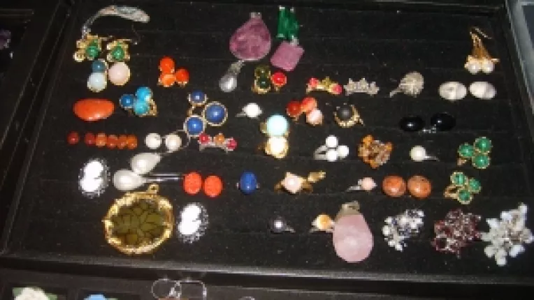 Cristina: "Camee montata in argint si inele ciudate, cu pietre semipretioase!"