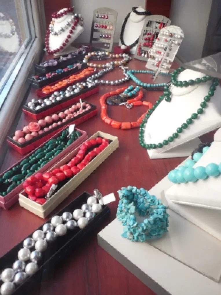 Cristina Paraschiva: Coliere cu pietre si lentile antireflex, pentru ochelari, la magazinul de pe Strada Academiei