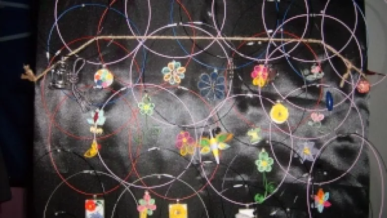 Cristina si Andreea: "Coliere din hartie si inele cu opal peruan!"